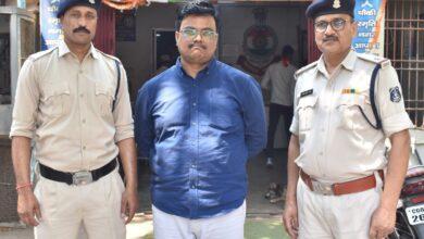 ऑपरेशन विश्वास के तहत देर रात क्लब संचालन के बाद अवैध शराब बिक्री करते संचालक गिरफ्तार, 64 बोतल बीयर जप्त...