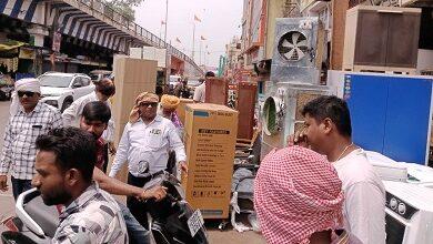 सड़क बाधा कर आवागमन प्रभावित करने वालो पर निगम ने की कार्रवाई...