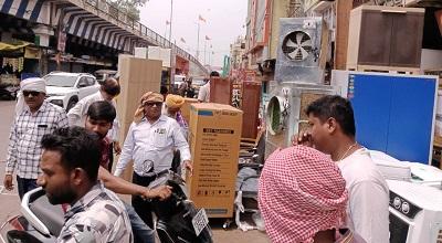 सड़क बाधा कर आवागमन प्रभावित करने वालो पर निगम ने की कार्रवाई...