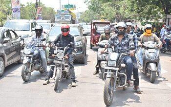 हेलमेट नहीं पहनने वाले वाहन चालकों पर दुर्ग पुलिस की सतत कार्यवाही, दुर्घटना में मृत्यु दर कम करने हेतु सख्त अभियान जारी...