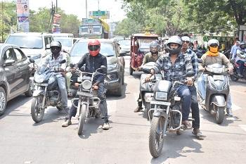 हेलमेट नहीं पहनने वाले वाहन चालकों पर दुर्ग पुलिस की सतत कार्यवाही, दुर्घटना में मृत्यु दर कम करने हेतु सख्त अभियान जारी...