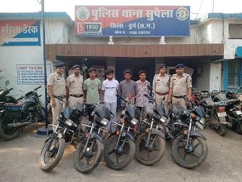 सार्वजनिक स्थानों से दोपहिया वाहन चोरी करने वाले गिरोह का पर्दाफाश, 04 आरोपी एवं 01 विधि से संघर्षरत बालक पकड़े गए...