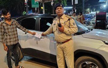 लग्जरी एवं SUV वाहनों पर विशेष अभियान चलाकर 52 वाहनों पर यातायात पुलिस की सख्त कार्यवाही...