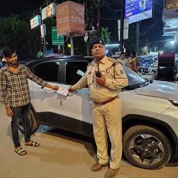 लग्जरी एवं SUV वाहनों पर विशेष अभियान चलाकर 52 वाहनों पर यातायात पुलिस की सख्त कार्यवाही...