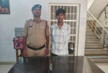 सार्वजनिक स्थान पर राहगीरों को धमकाने वाले आरोपी को वैशाली नगर पुलिस ने धारदार हथियार सहित गिरफ्तार किया...