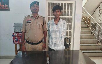 सार्वजनिक स्थान पर राहगीरों को धमकाने वाले आरोपी को वैशाली नगर पुलिस ने धारदार हथियार सहित गिरफ्तार किया...