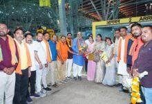 विधायक ललित चंद्राकर, 40 दिन के बंगाल प्रवास के बाद आगमन पर रायपुर एयरपोर्ट पर दुर्ग ग्रामीण के कार्यकर्ताओं ने किया भव्य स्वागत...