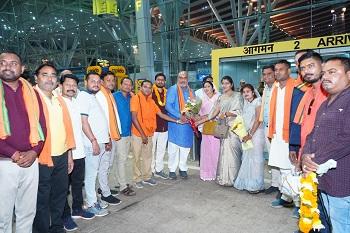 विधायक ललित चंद्राकर, 40 दिन के बंगाल प्रवास के बाद आगमन पर रायपुर एयरपोर्ट पर दुर्ग ग्रामीण के कार्यकर्ताओं ने किया भव्य स्वागत...