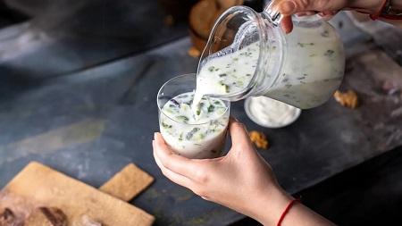 किसे नहीं पीनी चाहिए छाछ, फायदा नहीं बल्कि हाथ लगेगा नुकसान, परहेज करने में है समझदारी