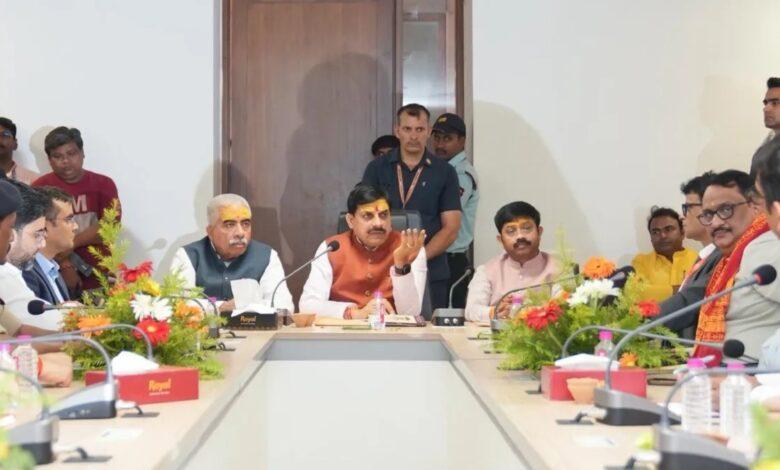 बाबा विश्वनाथ की शरण में CM मोहन यादव, बोले- 'मध्य प्रदेश-उत्तर प्रदेश मिलकर लिखेंगे विकास की नई इबारत' 1 बाबा विश्वनाथ की शरण में CM मोहन यादव, बोले- 'मध्य प्रदेश-उत्तर प्रदेश मिलकर लिखेंगे विकास की नई इबारत'