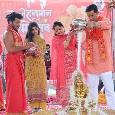 भिलाई में हनुमान जन्मोत्सव की धूम: कोहका में 51 पंडितों ने किया हनुमान चालीसा पाठ... 43 भिलाई में हनुमान जन्मोत्सव की धूम: कोहका में 51 पंडितों ने किया हनुमान चालीसा पाठ...