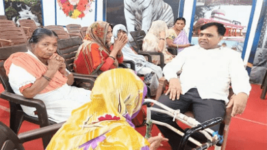 बृद्धाश्रम पहुंचे कलेक्टर, आत्मीय भाव से बृद्धजनों से की मुलाकात बृद्ध माताओं ने कलेक्टर को दिया आशीष...