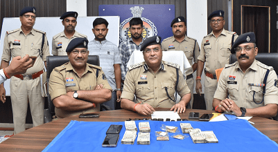 फेरीवाले बनकर करते थे रेकी, मेरठ में बेचते थे चोरी का सोना: दुर्ग पुलिस ने पकड़ा अंतरराज्यीय चोर गिरोह, 63 लाख का माल बरामद... 1 फेरीवाले बनकर करते थे रेकी, मेरठ में बेचते थे चोरी का सोना: दुर्ग पुलिस ने पकड़ा अंतरराज्यीय चोर गिरोह, 63 लाख का माल बरामद...