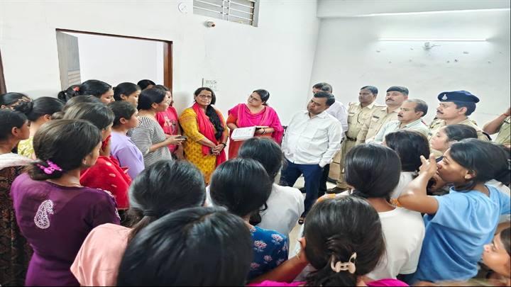 कलेक्टर ने अनुसूचित जाति महाविद्यालयीन कन्या छात्रावास का किया निरीक्षण छात्रावास में व्यवस्थाएं सुधारने तथा सुविधाएं मुहैया कराने के दिए निर्देश छात्राओं को मिलजुल कर रहने की दी हिदायत