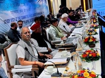 दूरस्थ गांवों तक डिजिटल कनेक्टिविटी और सड़कों के विस्तार पर जोर, प्राक्कलन समिति में बृजमोहन अग्रवाल के महत्वपूर्ण सुझाव...