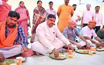 सेवा सदन में श्रमिकों का सम्मान, मंत्री गजेन्द्र यादव ने श्रमिकों के साथ किये भोजन...