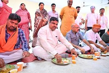 सेवा सदन में श्रमिकों का सम्मान, मंत्री गजेन्द्र यादव ने श्रमिकों के साथ किये भोजन...