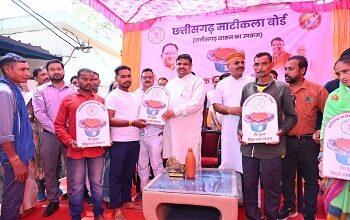 मंत्री गजेन्द्र यादव की पहल, मजदूर दिवस पर 21 कुम्हारों को इलेक्ट्रिक चाक, 200 ई-रिक्शा चालकों को आर्थिक सहायता...