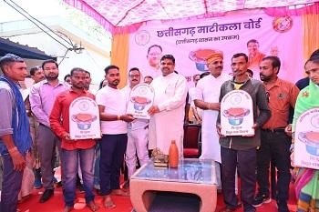 मंत्री गजेन्द्र यादव की पहल, मजदूर दिवस पर 21 कुम्हारों को इलेक्ट्रिक चाक, 200 ई-रिक्शा चालकों को आर्थिक सहायता...