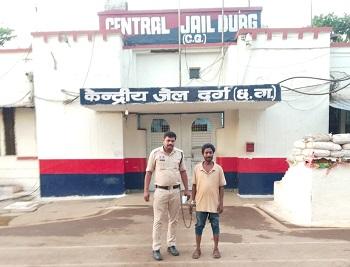 बस स्टैंड के पास अवैध शराब बेचने की तैयारी में धरा गया आरोपी, 32 पाव देशी शराब जब्त...