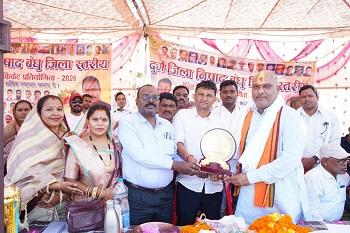 विधायक ललित चंद्राकर ग्राम कोलिहापुरी में निषाद बंधु जिला स्तरीय टेनिस बॉल क्रिकेट प्रतियोगिता में शामिल हुए...