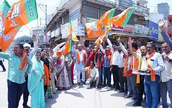 पश्चिम बंगाल, असम एवं पुडुचेरी में भाजपा की ऐतिहासिक जीत पर दुर्ग ग्रामीण विधायक ललित चंद्राकर ने उतई बाजार चौक में कार्यकर्ताओं संग मनाया जश्न...