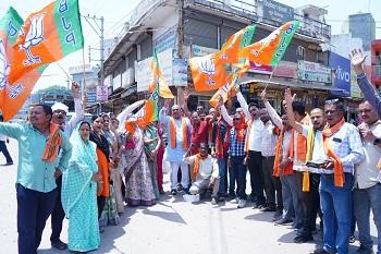 पश्चिम बंगाल, असम एवं पुडुचेरी में भाजपा की ऐतिहासिक जीत पर दुर्ग ग्रामीण विधायक ललित चंद्राकर ने उतई बाजार चौक में कार्यकर्ताओं संग मनाया जश्न...