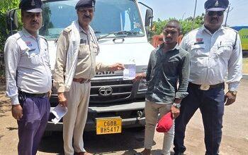 ग्रामीण मार्गों के ब्लैक एवं ग्रे स्पॉट क्षेत्रों में यातायात पुलिस दुर्ग की विशेष चेकिंग, नशे में वाहन चलाने एवं मालवाहक वाहनों में सवारी ढोने वालों पर सख्त कार्यवाही...
