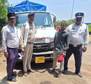 ग्रामीण मार्गों के ब्लैक एवं ग्रे स्पॉट क्षेत्रों में यातायात पुलिस दुर्ग की विशेष चेकिंग, नशे में वाहन चलाने एवं मालवाहक वाहनों में सवारी ढोने वालों पर सख्त कार्यवाही...