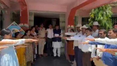 जिला पंचायत दुर्ग में सड़क सुरक्षा जागरूकता कार्यक्रम आयोजित,अधिकारी-कर्मचारयों को यातायात नियमों के पालन की दिलाई गई शपथ 1 जिला पंचायत दुर्ग में सड़क सुरक्षा जागरूकता कार्यक्रम आयोजित,अधिकारी-कर्मचारयों को यातायात नियमों के पालन की दिलाई गई शपथ