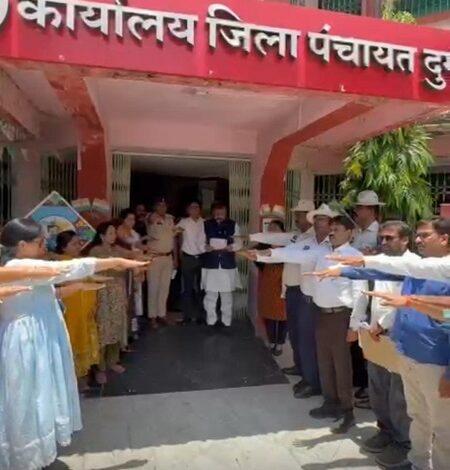 जिला पंचायत दुर्ग में सड़क सुरक्षा जागरूकता कार्यक्रम आयोजित,अधिकारी-कर्मचारयों को यातायात नियमों के पालन की दिलाई गई शपथ