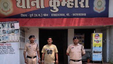 दुर्ग पुलिस की बड़ी कार्यवाही, देशी कट्टा एवं 02 लाख रुपये नगदी के साथ आरोपी गिरफ्तार...