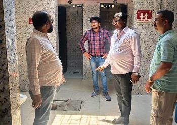 खुर्सीपार क्षेत्र के सामुदायिक शौचालयों का जोन आयुक्त ने किया निरीक्षण...