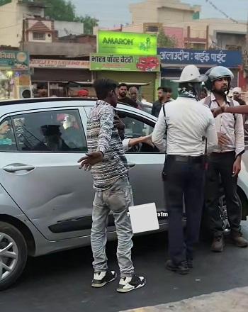 यातायात जवान की सतर्कता एवं त्वरित कार्रवाई से बीच सड़क विवाद की स्थिति नियंत्रित, बड़ी अनहोनी टली...