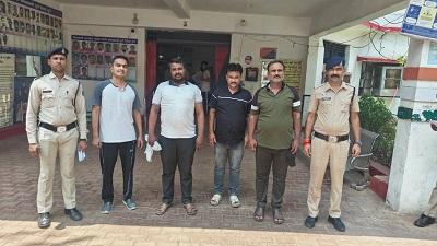 IPL सट्टा गिरोह पर बड़ा एक्शन, ऑनलाइन बेटिंग रैकेट में 4 और आरोपी गिरफ्तार, अब तक 7 दबोचे गए... 1 IPL सट्टा गिरोह पर बड़ा एक्शन, ऑनलाइन बेटिंग रैकेट में 4 और आरोपी गिरफ्तार, अब तक 7 दबोचे गए...