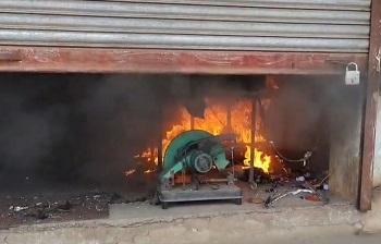 छावनी चौक में दुकान में लगी आग, यातायात पुलिस की तत्परता से पाया गया काबू...