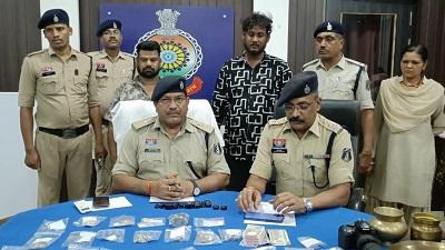अंतरराज्यीय चोर गिरोह को पकड़ने में मिली सफलता,सूने मकान चोरी गिरोह का पर्दाफाश, दो महिला सहित 04 आरोपी गिरफ्तार... 1 अंतरराज्यीय चोर गिरोह को पकड़ने में मिली सफलता,सूने मकान चोरी गिरोह का पर्दाफाश, दो महिला सहित 04 आरोपी गिरफ्तार...