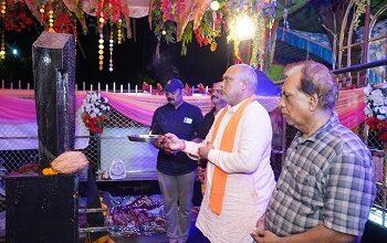 श्री शनिदेव जन्मोत्सव पर विधायक ललित चंद्राकर ने की पूजा-अर्चना, कर आशीर्वाद प्राप्त किया और भक्तों को बांटा महाप्रसाद वितरण किया... 1 श्री शनिदेव जन्मोत्सव पर विधायक ललित चंद्राकर ने की पूजा-अर्चना, कर आशीर्वाद प्राप्त किया और भक्तों को बांटा महाप्रसाद वितरण किया...