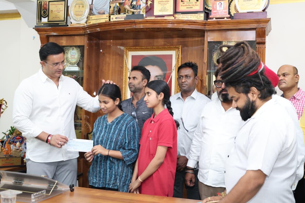 भिलाई में जरूरतमंद छात्रों को मिली शिक्षा सहायता, NEET की तैयारी कर रही मेधावी छात्रा को ₹20 हजार की मदद... 6 भिलाई में जरूरतमंद छात्रों को मिली शिक्षा सहायता, NEET की तैयारी कर रही मेधावी छात्रा को ₹20 हजार की मदद...