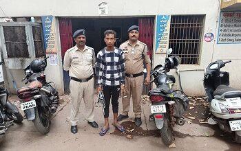 विशाल मेगा मार्ट के सामने देर रात बवाल: बाइक टक्कर के बाद युवकों पर डंडे-पत्थरों से हमला, 4 आरोपी गिरफ्तार 5 विशाल मेगा मार्ट के सामने देर रात बवाल: बाइक टक्कर के बाद युवकों पर डंडे-पत्थरों से हमला, 4 आरोपी गिरफ्तार