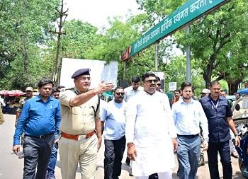 केबिनेट मंत्री गजेन्द्र यादव ने शहर के व्यस्त मार्गों का किया जमीनी मुआयना... 1 केबिनेट मंत्री गजेन्द्र यादव ने शहर के व्यस्त मार्गों का किया जमीनी मुआयना...