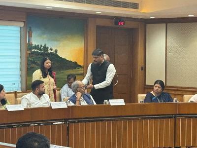 संसदीय समितियों की बैठकों में शामिल हुए सांसद बृजमोहन अग्रवाल; जम्मू-कश्मीर संशोधन, खेल बुनियादी ढांचे और नई शिक्षा नीति पर रखे महत्वपूर्ण सुझाव 1 संसदीय समितियों की बैठकों में शामिल हुए सांसद बृजमोहन अग्रवाल; जम्मू-कश्मीर संशोधन, खेल बुनियादी ढांचे और नई शिक्षा नीति पर रखे महत्वपूर्ण सुझाव