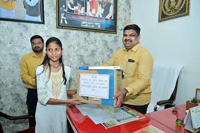 10वीं में उत्कृष्ट सफलता, दर्शिता श्रीवास्तव को मिला कंप्यूटर सेट