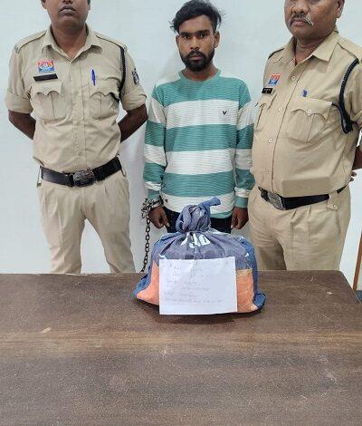 अवैध गांजा के खिलाफ दुर्ग पुलिस की लगातार कार्यवाही जारी,पुलगांव पुलिस की कार्यवाही में 2 किलो से अधिक अवैध गांजा के साथ आरोपी गिरफ्तार... 1 अवैध गांजा के खिलाफ दुर्ग पुलिस की लगातार कार्यवाही जारी,पुलगांव पुलिस की कार्यवाही में 2 किलो से अधिक अवैध गांजा के साथ आरोपी गिरफ्तार...