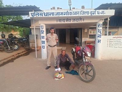अवैध रूप से शराब परिवहन करने वाले पर दुर्ग पुलिस की लगातार कार्यवाही जारी,आरोपी को जामगांव आर पुलिस ने किया गिरफ्तार