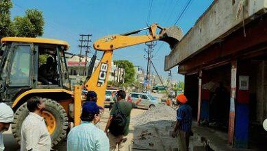 महाराजा चौक से बोरसी तक अतिक्रमण हटाने की कार्रवाई तेज, सड़क चौड़ीकरण का रास्ता साफ... 2 महाराजा चौक से बोरसी तक अतिक्रमण हटाने की कार्रवाई तेज, सड़क चौड़ीकरण का रास्ता साफ...