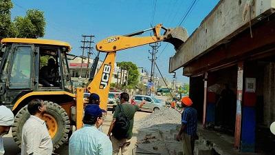 महाराजा चौक से बोरसी तक अतिक्रमण हटाने की कार्रवाई तेज, सड़क चौड़ीकरण का रास्ता साफ...
