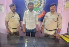 सार्वजनिक मार्ग पर धारदार हथियार लहराकर लोगों में भय उत्पन्न करने वाला आदतन बदमाश गिरफ्तार...