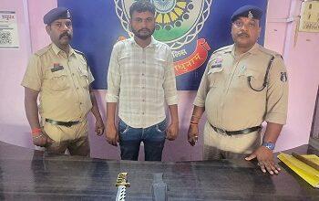 सार्वजनिक मार्ग पर धारदार हथियार लहराकर लोगों में भय उत्पन्न करने वाला आदतन बदमाश गिरफ्तार...