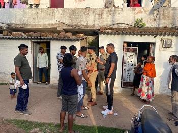 बॉम्बे आवास में सुबह 4 बजे पुलिस रेड, 5 बिना नंबर वाहन जब्त, कई संदिग्ध हिरासत में...